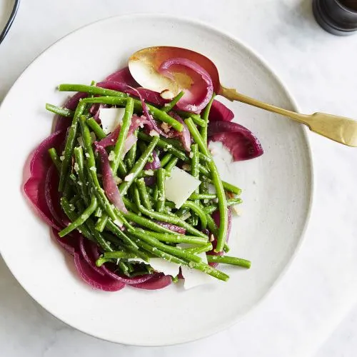 Sperziebonensalade met geroosterde rode ui