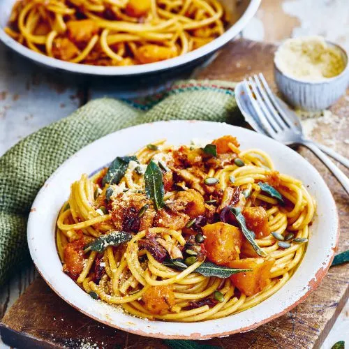 Pasta met pompoen, salie en shiitake