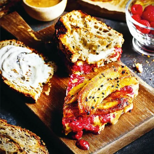 Tosti met pindakaas en gekaramelliseerde banaan