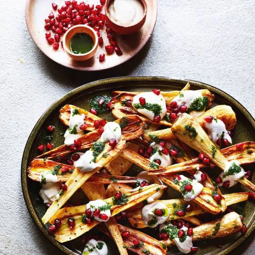 Geroosterde pastinaak met tahinyoghurt en granaatappelpitjes