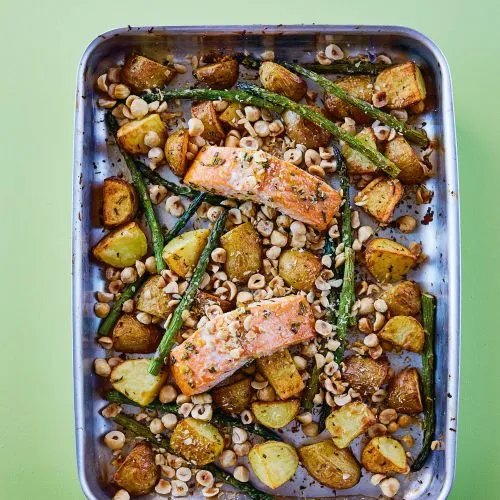 Zalm met groene asperges, aardappel en hazelnoot