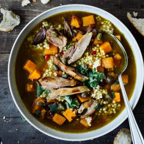 Pompoensoep met parelcouscous en kip