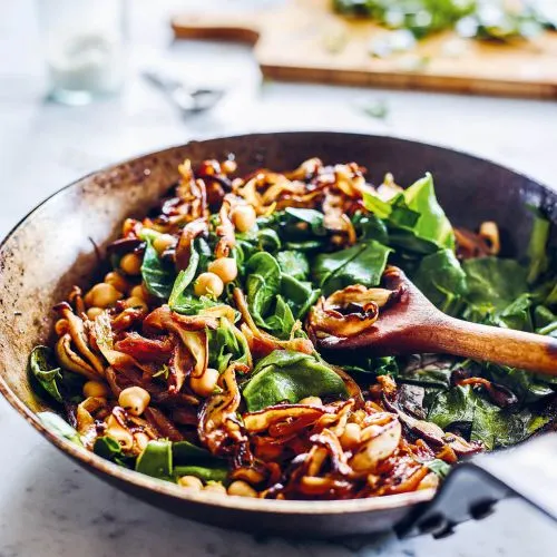 Bloemkoolgratinschotel met shiitakes, kikkererwten en snijbiet