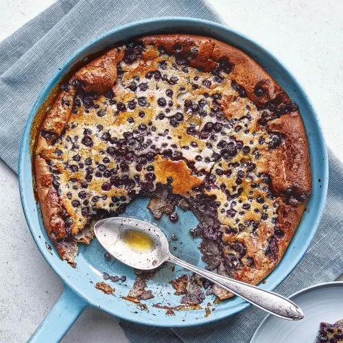 Blauwe bessen-boekweitpannenkoek uit de oven (Dutch baby)