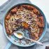 Blauwe bessen-boekweitpannenkoek uit de oven (Dutch baby)