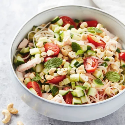 Oosterse kipsalade met cashewnoten en chilisaus
