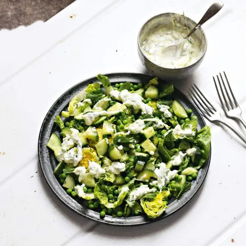 Salade van romainesla met komkommer, erwtjes en munt
