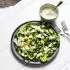 Salade van romainesla met komkommer, erwtjes en munt
