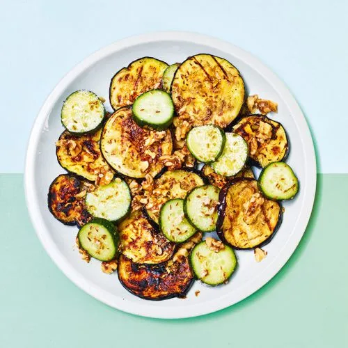 Komijn-aubergine met frisse komkommer-walnotenmix