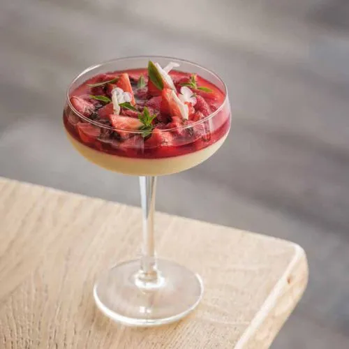 Panna cotta met aardbei, citroenverbena en Hot Lips