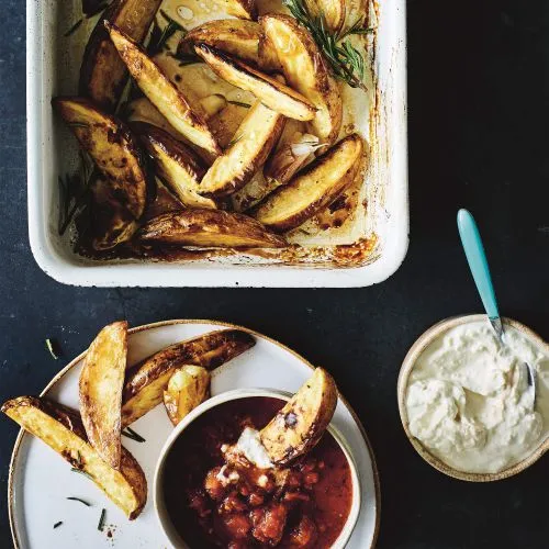 Aardappelen uit de oven met pikante tomatensaus
