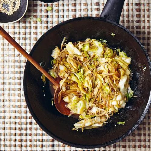 Geroerbakte kool en taugé met gembersaus