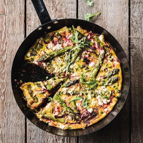 Frittata met rode biet, groene asperges en feta