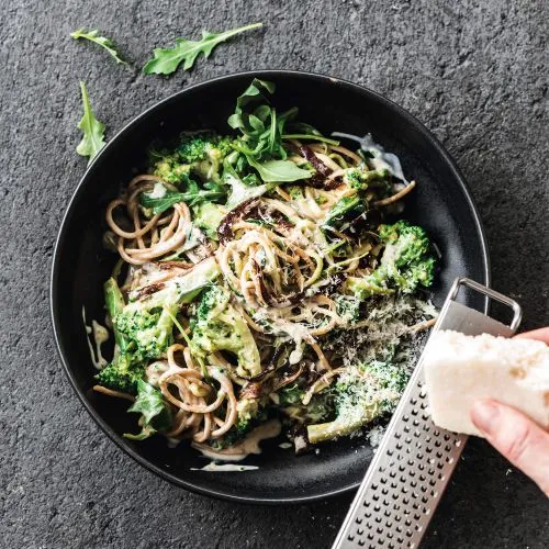 Spaghetti met citroenige parmezaansaus en broccoli