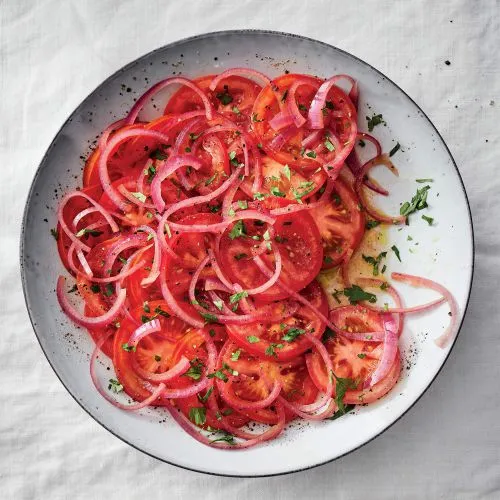Tomatensalade met gemarineerde rode ui