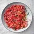 Tomatensalade met gemarineerde rode ui