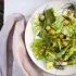 Spitskoolsalade met kwark en gezouten kruisbessen