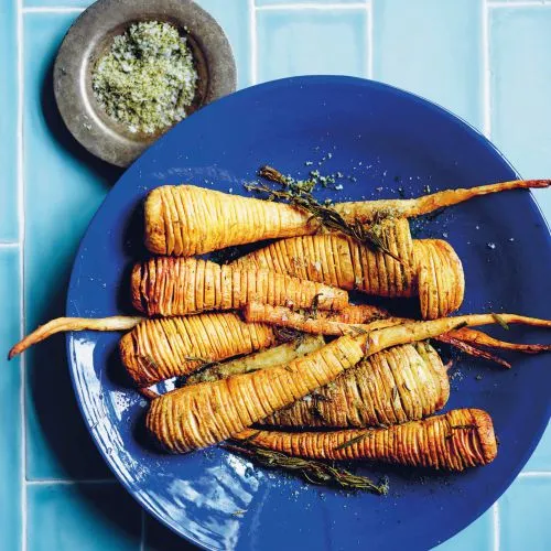 Hasselback-pastinaak met rozemarijn, olie en zout