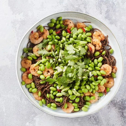 Sobanoedels met scampi en edamame