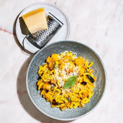 Macaroni met bloemkool en pijnboompitten