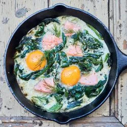 Tip: Shakshuka met spinazie en zalm