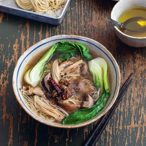 Vegan ramen met drie soorten paddenstoelen en geurige olie