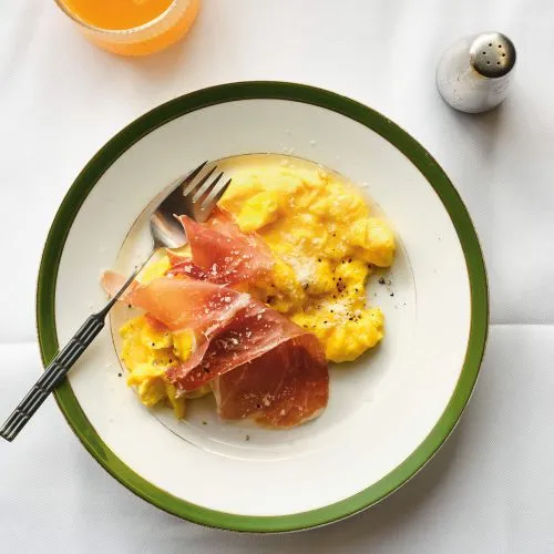 Luchtig roerei met Parmezaan