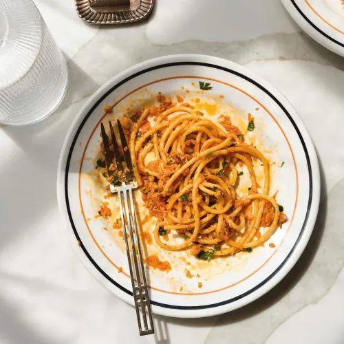 Spaghetti met pittige bloemkoolragout en citroen-broodkruim
