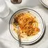 Spaghetti met pittige bloemkoolragout en citroen-broodkruim