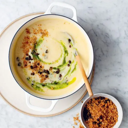 Fluweelzachte groentesoep met krokante topping