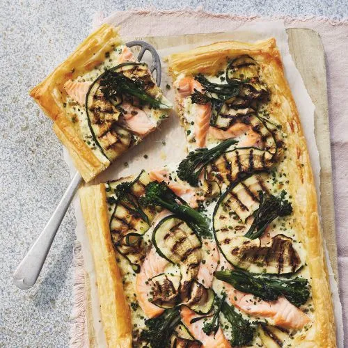 Plaattaart met zalm, courgette en bimi