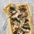 Plaattaart met zalm, courgette en bimi