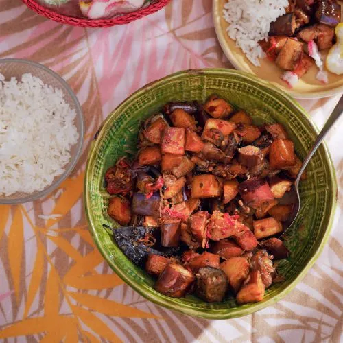 In sambal gebakken krieltjes met aubergine