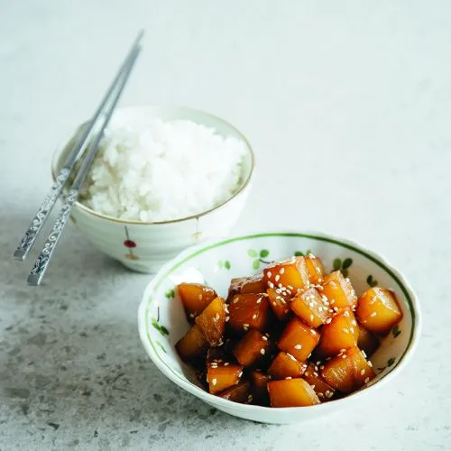 In sojasaus gesmoorde aardappels