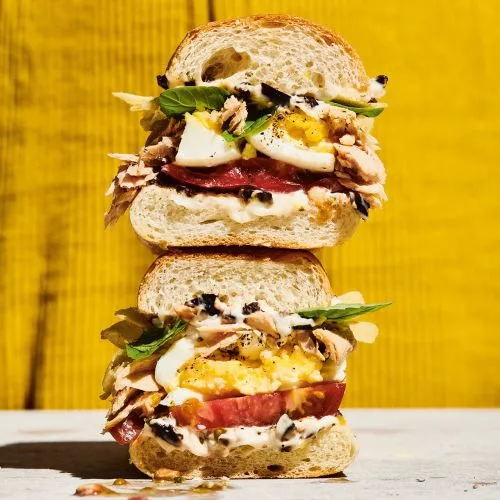 Broodje Niçoise met ei en zwarte olijvenmayonaise