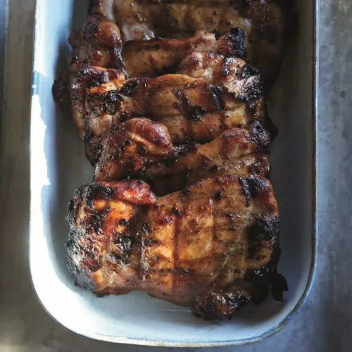 Kippendij met duck sauce van de barbecue