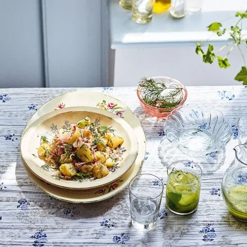Aardappelsalade met zuurkool en kruiden