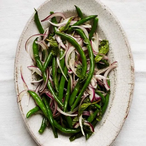 Sperziebonensalade met munt en rode ui