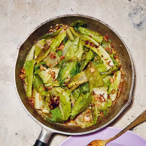 Romaine sla met knoflook en oestersaus