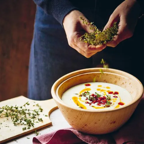Aardappelsoep met peterselie, tijm en chorizo