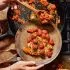 Kort gebakken kipfilet met gebarsten tomaten