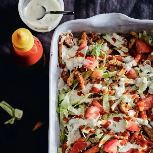 Zoete-aardappel kapsalon met tempé-shoarma en knoflookmayonaise