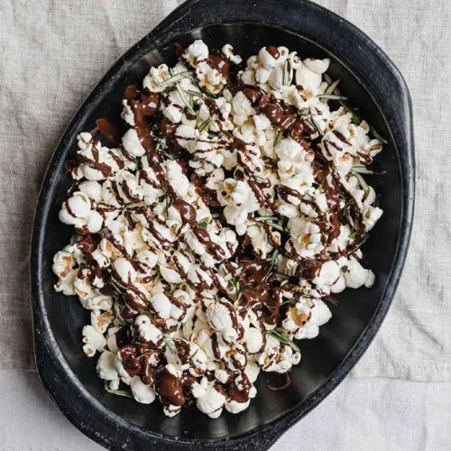 Popcorn met rozemarijn en chocolade