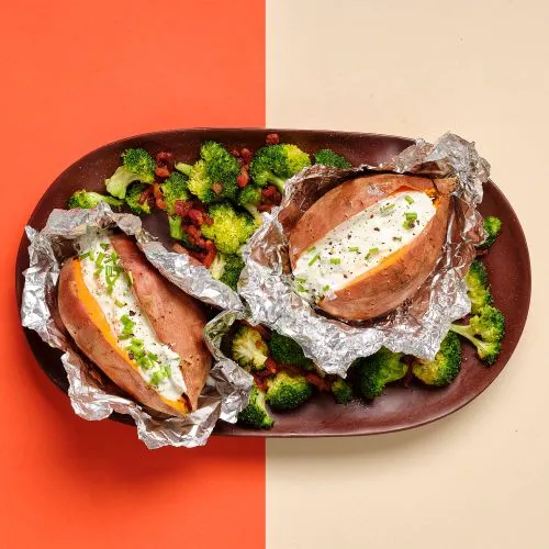 Gepofte zoete aardappel met geroosterde broccoli
