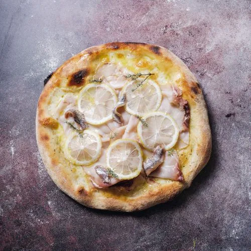 Pizza met zwaardvis en citroen