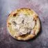 Pizza met zwaardvis en citroen