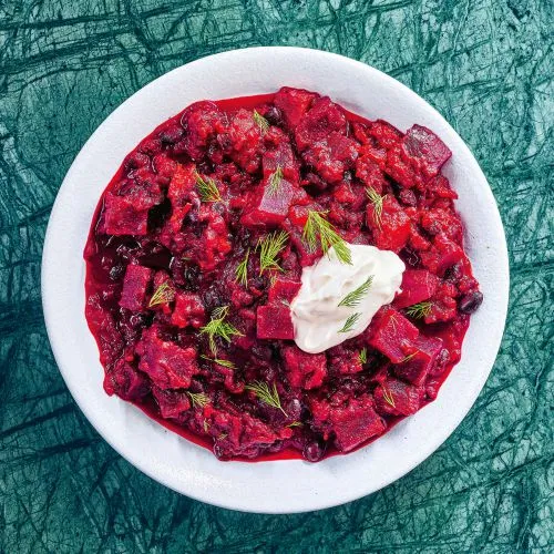 Goulash van rode bieten en zwarte bonen