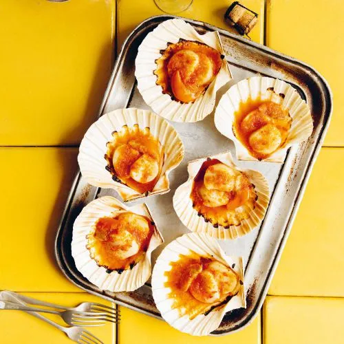 Gegrilde coquilles met rode-peperdressing
