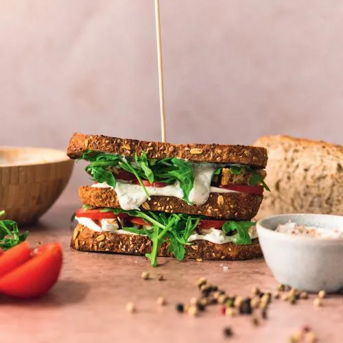 Driedubbele kipsandwich