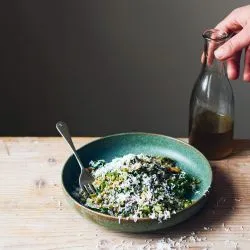 Tip: Warme freekehsalade met laben kishk en pijnboompitten